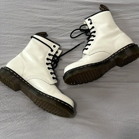 Doc Martens 1460 Smooth Leather White Combat Boots (Like New) - Picture 3 of 10